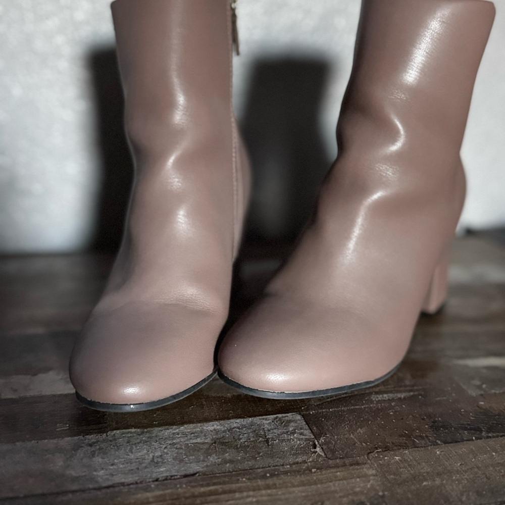 Elegant Women's Tan Ankle Boots
